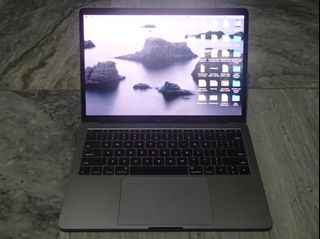 MacBook Pro 13inch RETINA DISPLAY , 8gb Ram & 256Ggb SSD / 2017 = 430 Cycle Counts Normal / NO ISSUE & PRESENTABLE  / SARADO BENTE  :D