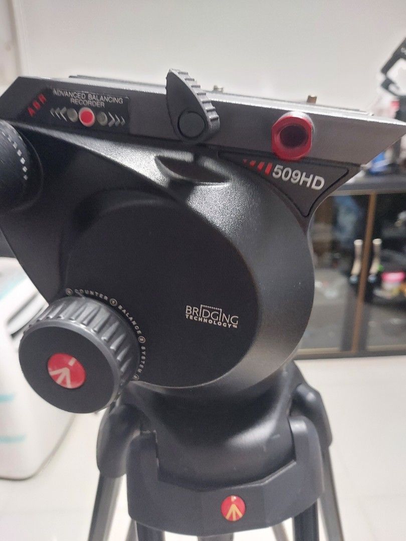 Manfrotto 509HD fluid head and 546B tripod legs midlevel spreader