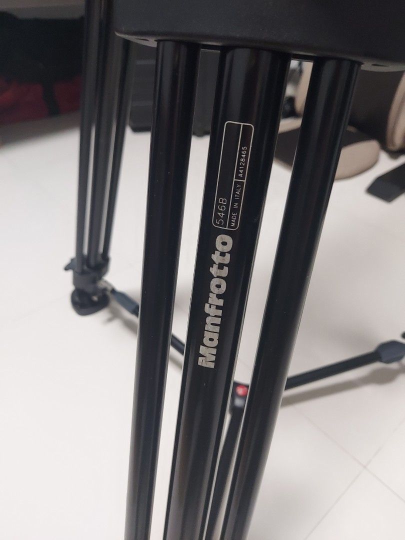 Manfrotto 509HD fluid head and 546B tripod legs midlevel spreader