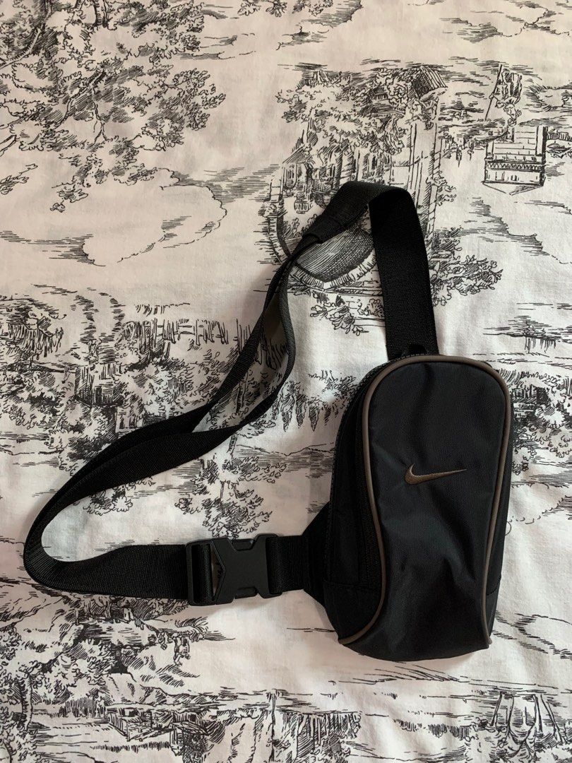 Nike Sportswear Essentials Cross-Body Bag (5L)