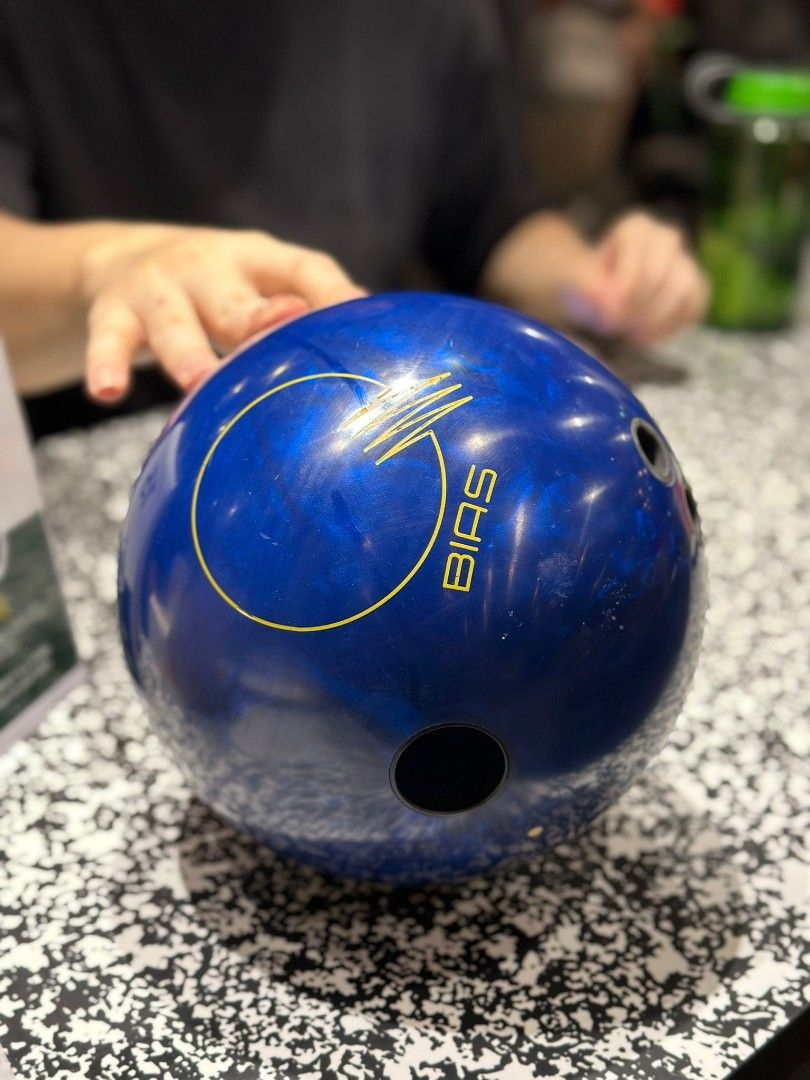 Quantum bias bowling ball, Sports Equipment, Sports & Games, Billiards