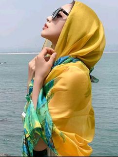 Soft yellow/green scarf