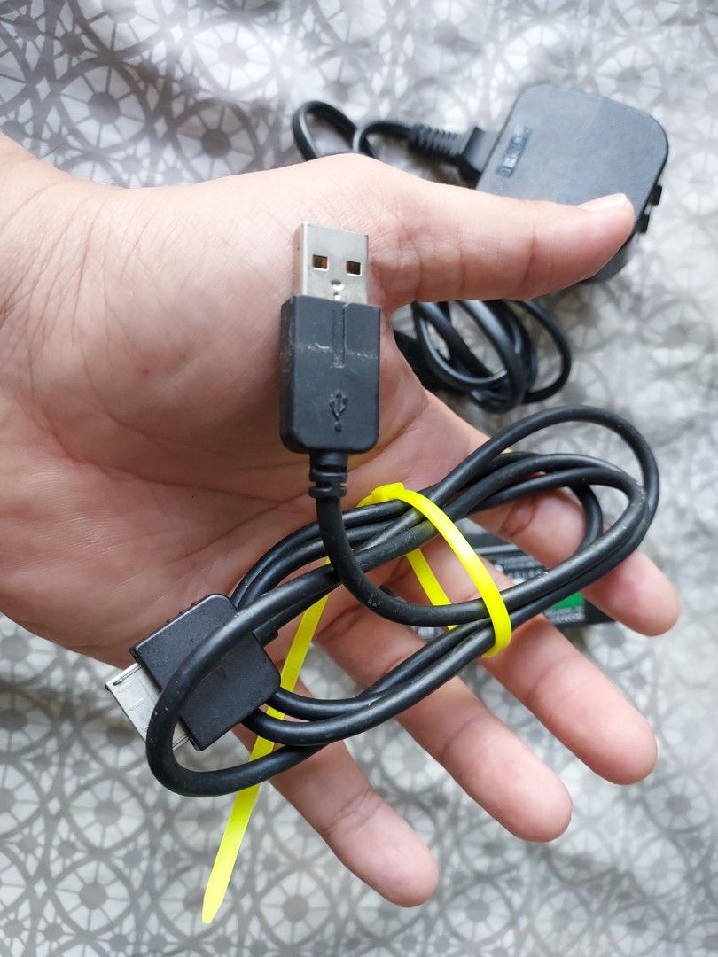 SONY PSP GO CHARGER, Video Gaming, Gaming Accessories, Cables