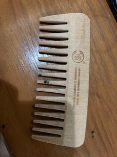 The body shop wooden comb