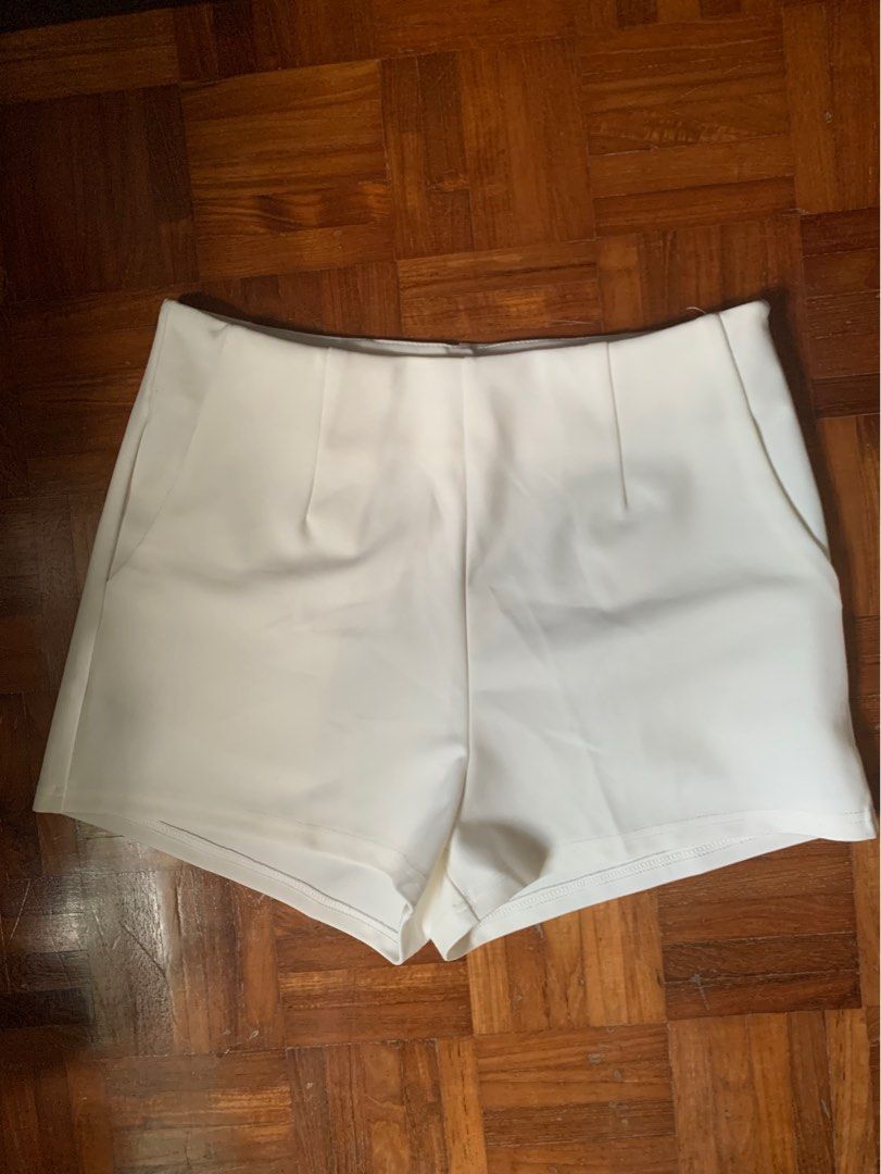 Valley girl White Pleated Shorts