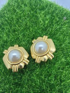 Vintage Gold tone with Faux Pearls Cabochons Clip ons