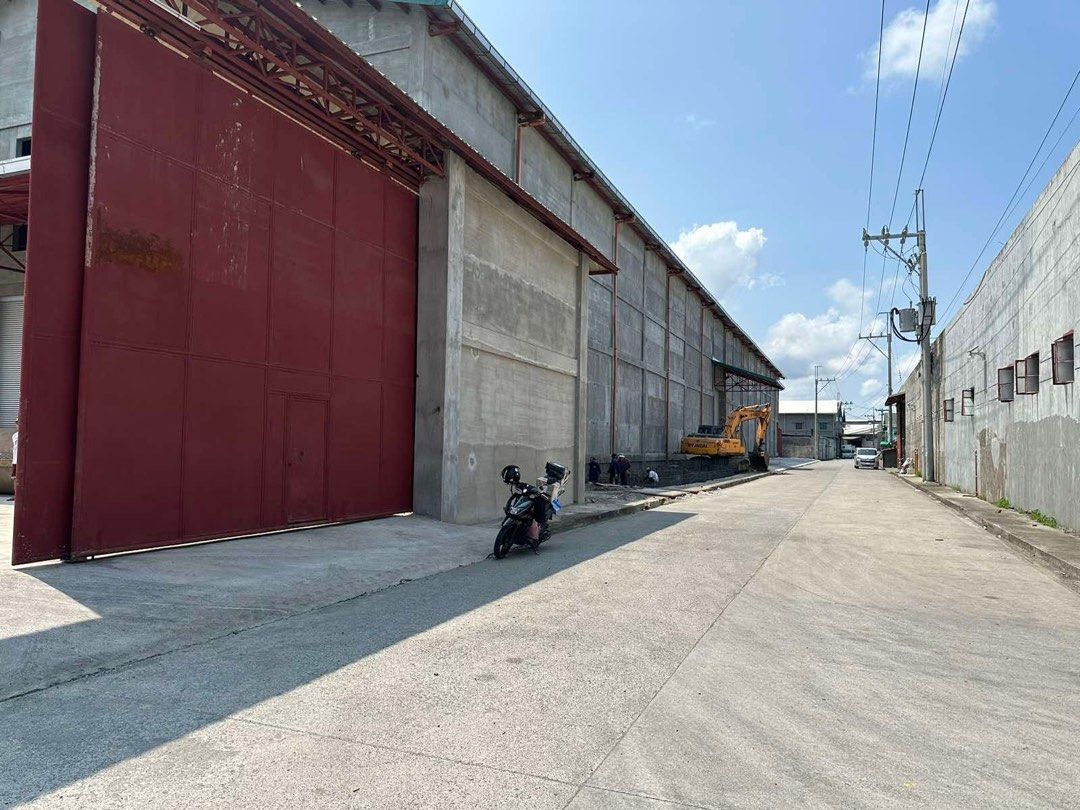 Warehouse in Valenzuela For Lease (Category: Commercial) located in Manila. Submitted by ADB.Realtor (Listing ID 1233438436, Image 3). Description: FOR LEASE WAREHOUSE in Valenzuela City. Total land area: 5000 sqm. Estimated covered floor area: 4000 sqm. Rates: 300/sqm. For serious inquiries and viewing requests, please send us a DM or contact us now. Thank you. Albert Bien Real Estate Broker PRC 26240 09173748388 .