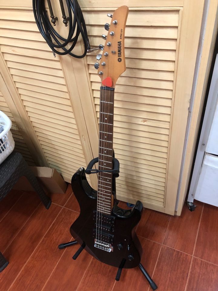 Yamaha ERG 121 Electric Guitar with freebies, Hobbies & Toys, Music
