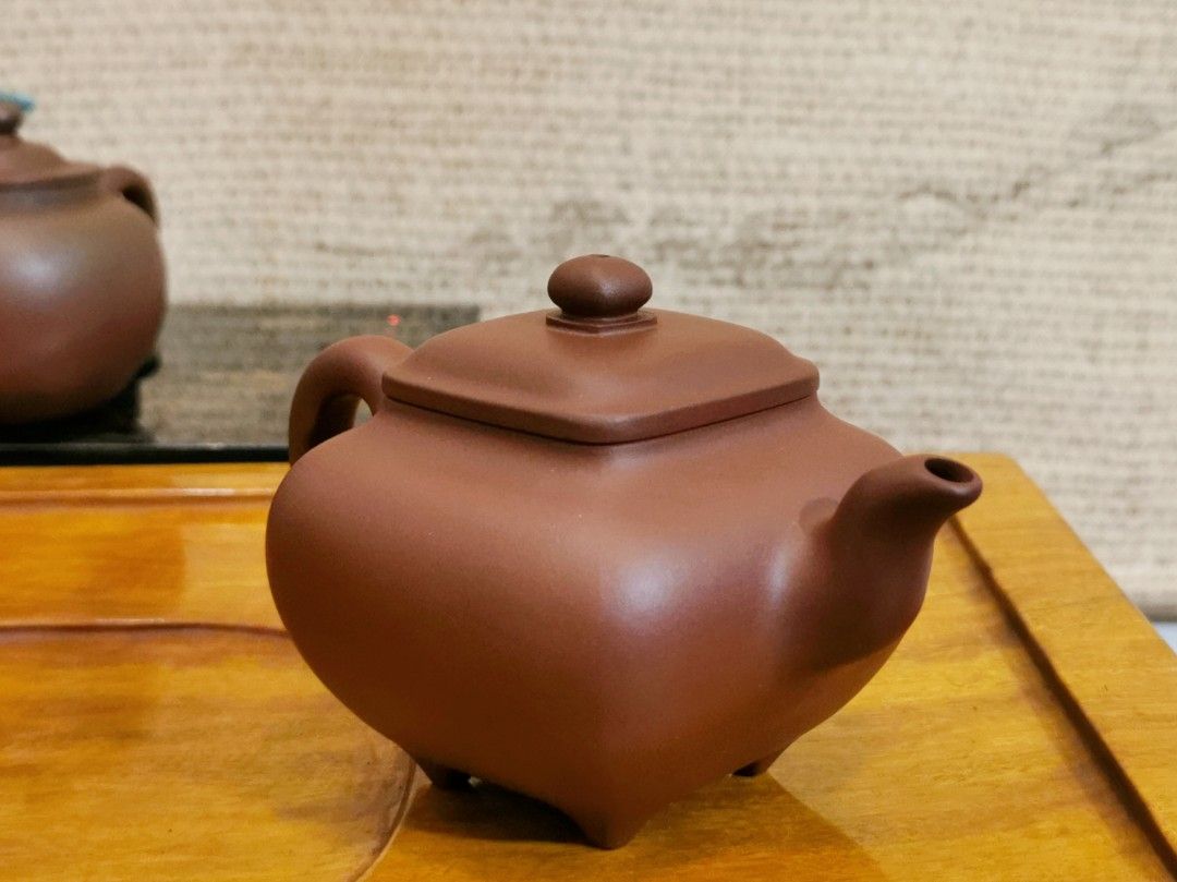紫砂茶壺 老紫泥 傳爐壺 （分類：其他）位於 Hong Kong。 由 buyehou_teahouse 提交（商品編號 1233663120，圖片 3）。簡介： 容量：250cc 泥料：原礦老紫泥 一廠老師傅作品，經典傳爐壺。壺型飽滿，富有張力，線條過渡自然，手工細緻。 作者從事紫砂壺製作四十多年，早期在一廠學習製壺。多年來，踏踏實實做壺，經驗和技藝早已爐火純青，其作品很有傳統老味道，既實用又耐看。 選用原礦陳腐老紫泥打造，雲母、石英豐富，能泡養很潤澤的包漿，令人愛不釋手。。