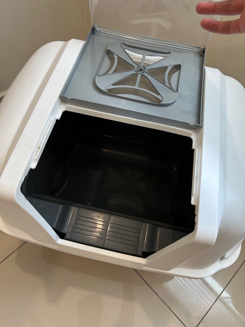 Catit SmartSift Litter box with plastic bag on Carousell