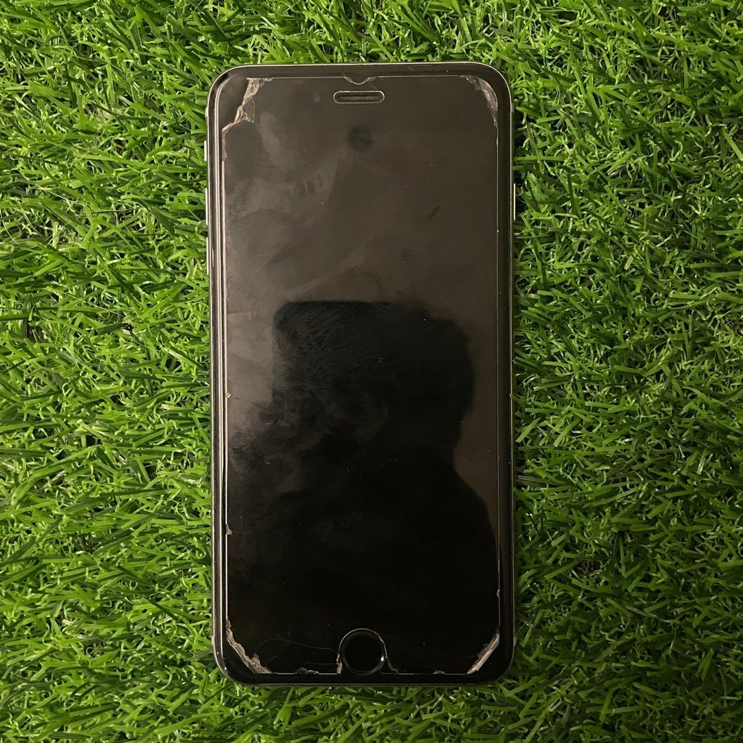 iPhone 6S Plus Silver 64GB (Category: iPhone 6 Series) located in Quezon City. Submitted by emporium.vtg (Listing ID 1233575600, Image 1). Description: iPhone 6S Plus Grey/Gray 64GB Factory unlocked Currently IOS 15.1 90% battery life No major issues Some minor scratches only, does not affect performance Still smooth performance overall *Cracks is just on the screen protector, not the screen itself Comes with free case and screen protector front 
