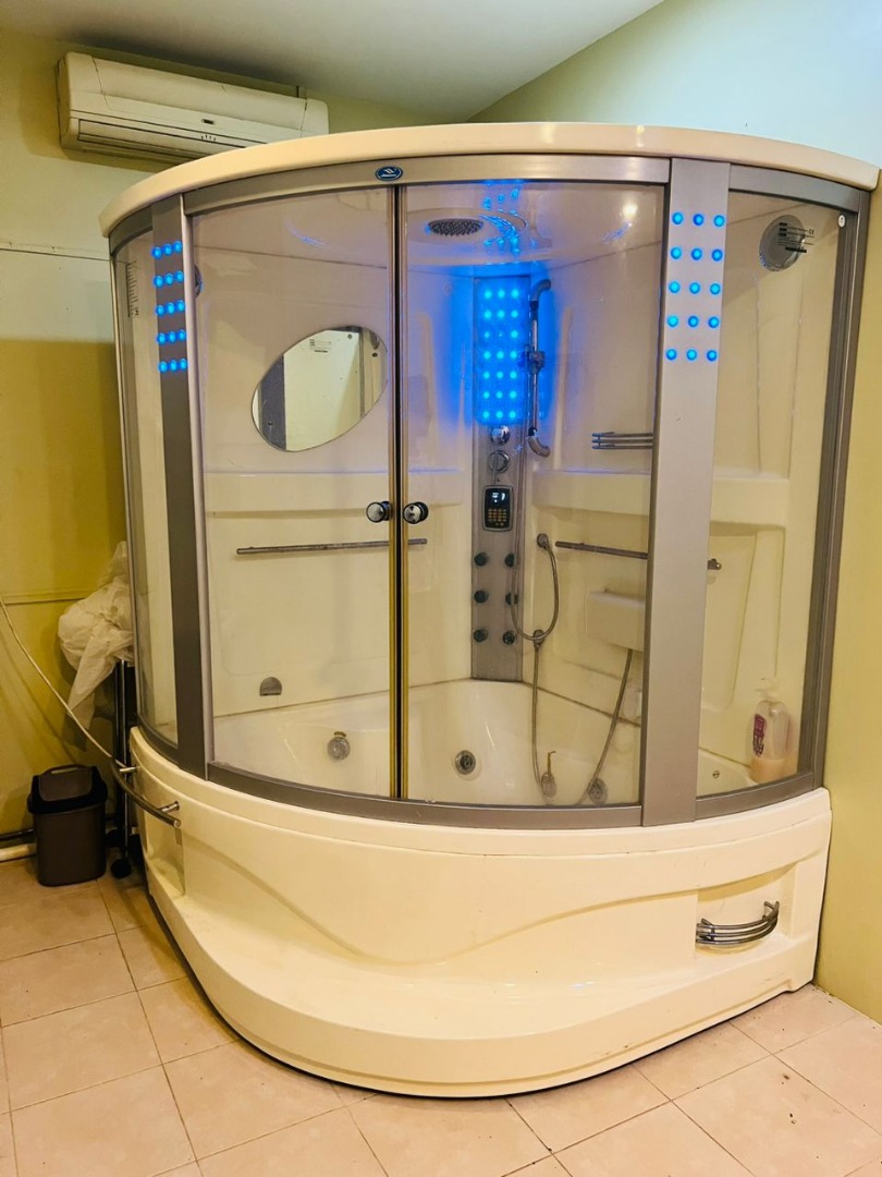 Jacuzzi, Furniture & Home Living, Bathroom & Kitchen Fixtures on Carousell