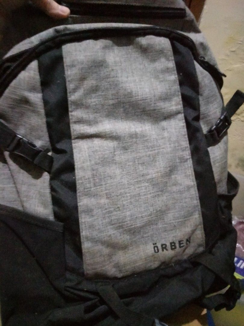 laptop bag (Category: Laptops & Notebooks) located in Makati City. Submitted by aubreyski (Listing ID 1233693998, Image 1). Description: prelove large laptop bag width 14 inches height 19 inches Rfs: not using anymore loc south cembo makati.