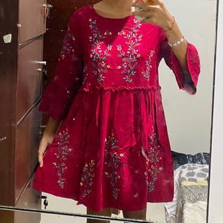 Mididress merah details