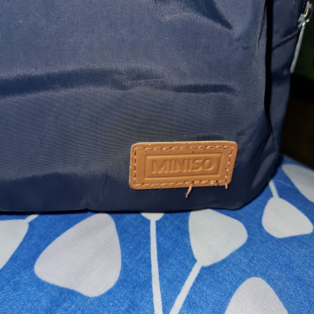 Miniso Insulated Lunch Bag (Category: Tote Bags) located in Quezon City. Submitted by camille.declutterz (Listing ID 1233716098, Image 2). Description: PM for inquiries!.