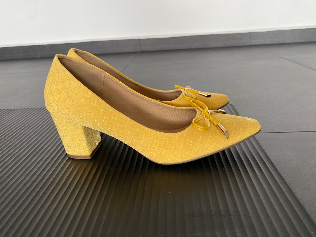 Quavissa pointy store toe bow pumps