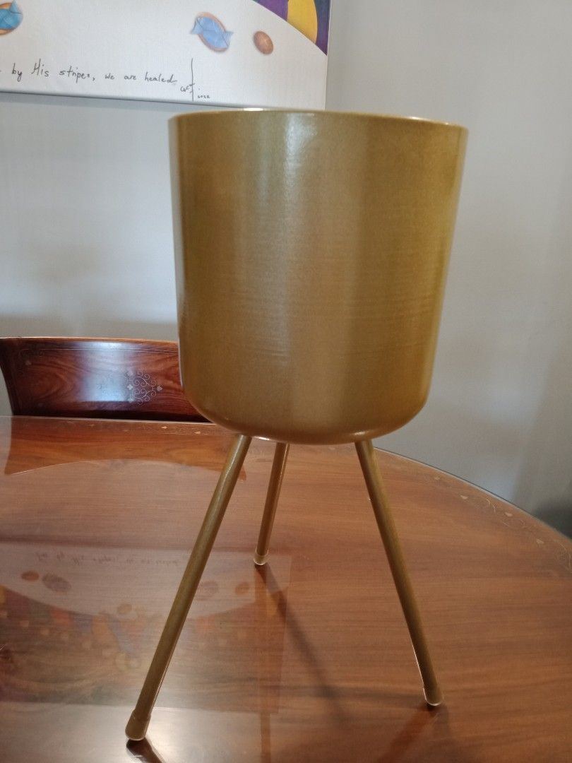 Plant stand (light gold), Furniture & Home Living, Gardening, Pots