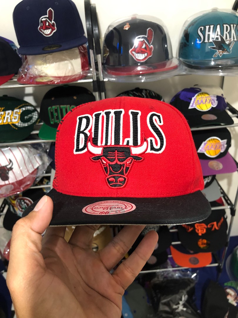 LEGIT Mitchell & Ness Chicago Bulls Snapback Cap, Men's Fashion, Watches &  Accessories, Caps & Hats on Carousell