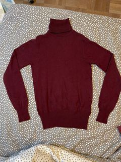 Size S Forever 21 Essentials Long Sleeve Turtleneck in Dark Maroon