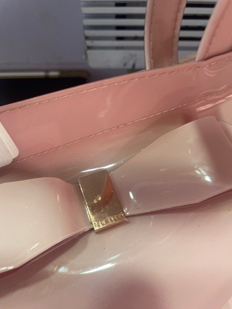 Ted Baker Icon Tote Bag (Category: Luxury Bags & Wallets) located in Taguig. Submitted by rep13 (Listing ID 1233619448, Image 2). Description: .