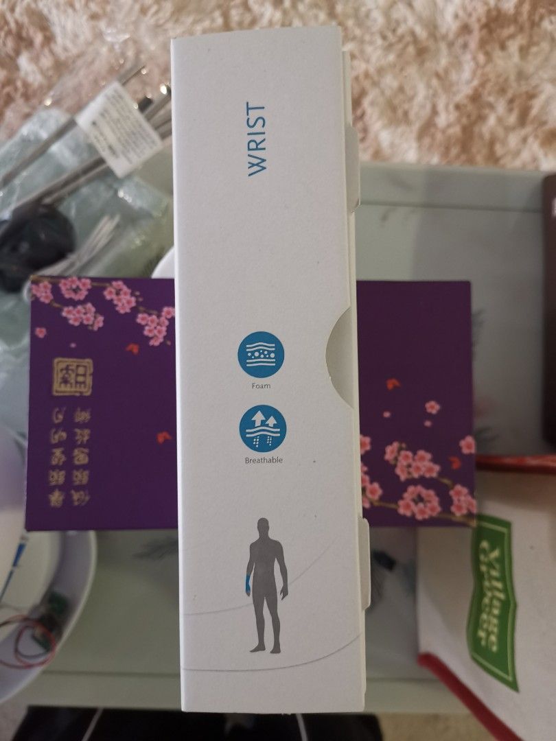 Wrist protector (Category: Medical Supplies & Tools) located in Singapore. Submitted by tracytan1444 (Listing ID 1233578021, Image 4). Description: Brought from the Clinic, Good quality. I injured my wrist, wore a few times, my wrist fully recovered..
