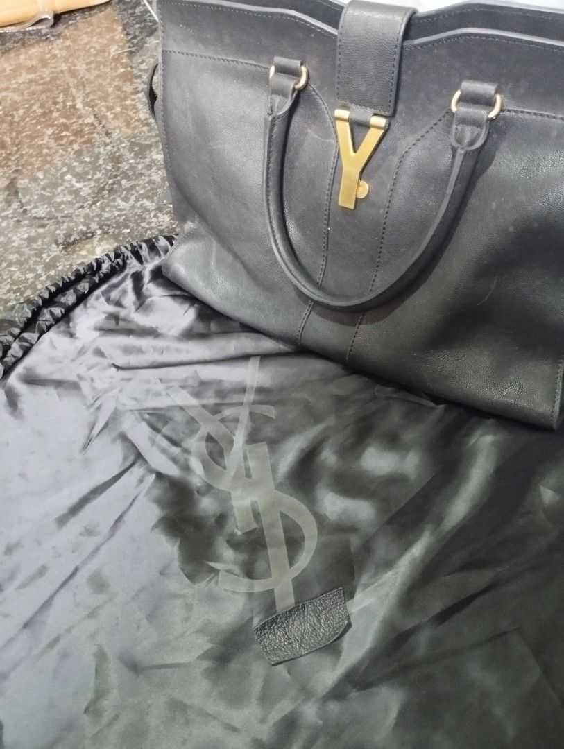 YSL calfskin cabas chyc (Category: Luxury Bags & Wallets) located in San Jose. Submitted by cheapest_thrill_closet (Listing ID 1233691909, Image 3). Description: Medium handbag, it has little bruises, scratches. Zippers are all good and working..