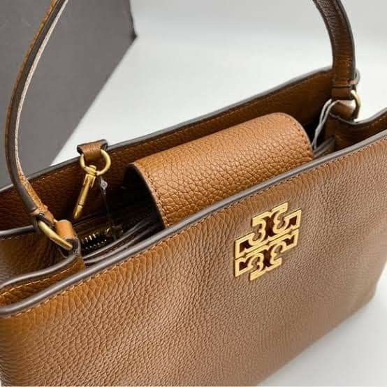 🇺🇲 Authentic Tory Burch Britten Satchel Crossbody bag (Category: Luxury Bags & Wallets) located in Santa Cruz. Submitted by janelovebagswatchesshoesph (Listing ID 1233779692, Image 2). Description: with complete inclusion 32 x 12 x 22cm.