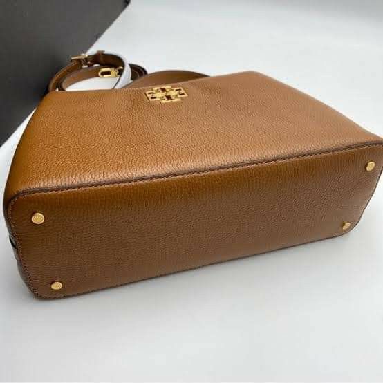 🇺🇲 Authentic Tory Burch Britten Satchel Crossbody bag (Category: Luxury Bags & Wallets) located in Santa Cruz. Submitted by janelovebagswatchesshoesph (Listing ID 1233779692, Image 3). Description: with complete inclusion 32 x 12 x 22cm.