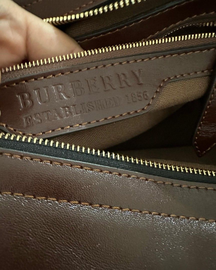 BURBERRY MADE IN ITALY, Fesyen Wanita, Tas & Dompet di Carousell