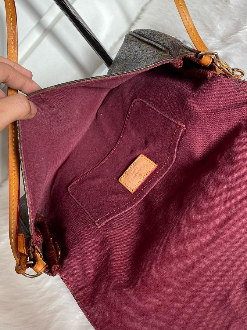 LV POCHETTE with code (Category: Luxury Bags & Wallets) located in Dumaguete. Submitted by preowneddditems12 (Listing ID 1233852844, Image 3). Description: 📍In good condition just check the pictures (what you see is what you get) Not guaranteed authentic basta may code. Pa self auth nalang. TY! 📦 We ship nationwide If you have questions kindly DM us! 💌.
