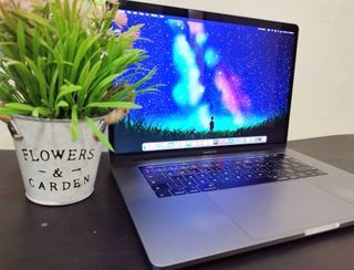 MacBook Pro 2016, i7 QuadCore, 16GB RAM, 500GB SSD, Dual Graphics, Touchbar Touch ID