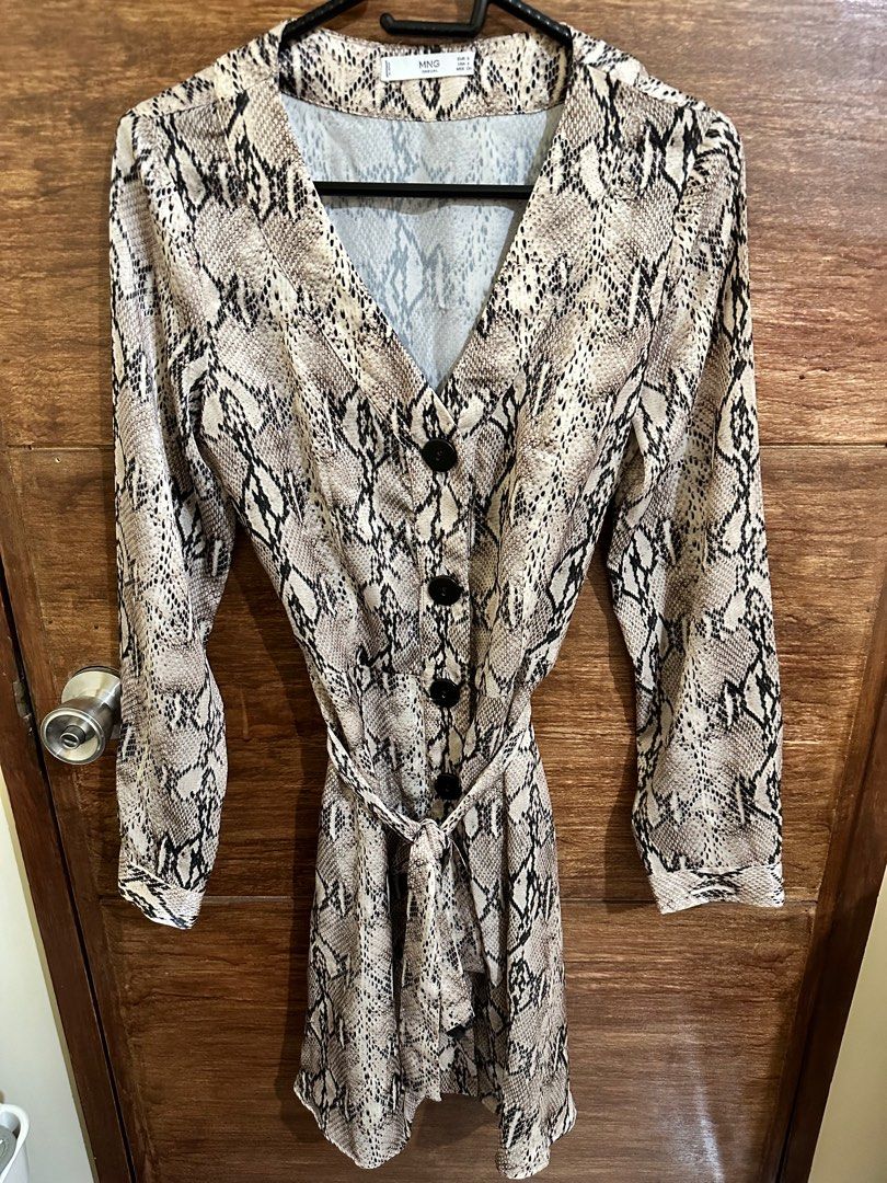 MANGO Snake Print Shirt Dress (Category: Dresses) located in Makati City. Submitted by ronsy21 (Listing ID 1233802648, Image 2). Description: Bought in Dubai. Only wore twice. This is best paired with ankle/Chelsea boots. RFS: Doesn’t fit anymore..
