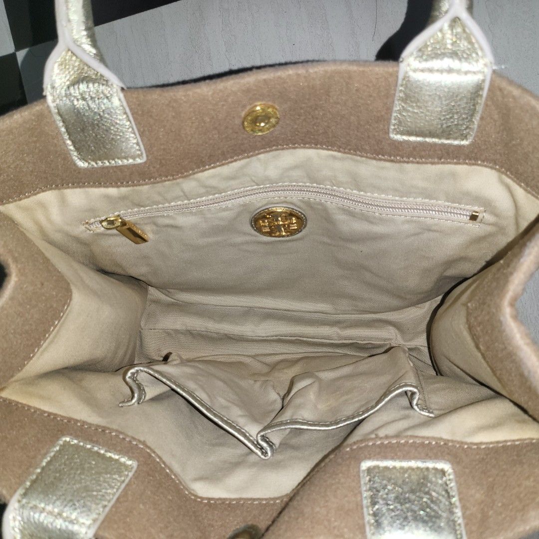 Preloved Tory Burch Ella tote Gold (Category: Luxury Bags & Wallets) located in Bulacan. Submitted by comkay (Listing ID 1233732517, Image 3). Description: Needs cleaning Selling it low need to delcutter * Issue on the rubber lining * Need cleaning MOP: Gcash BDO BPI courier: LBC J&T.