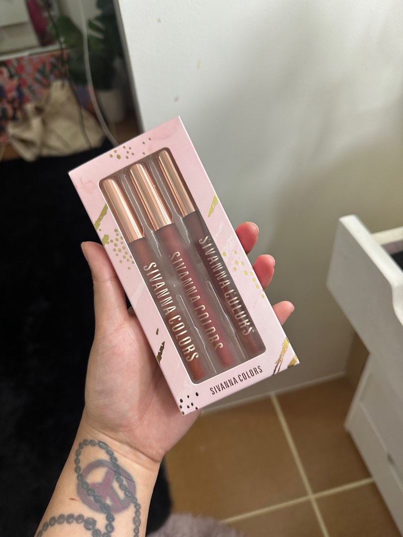 Sivanna blurring velvet lips on Carousell