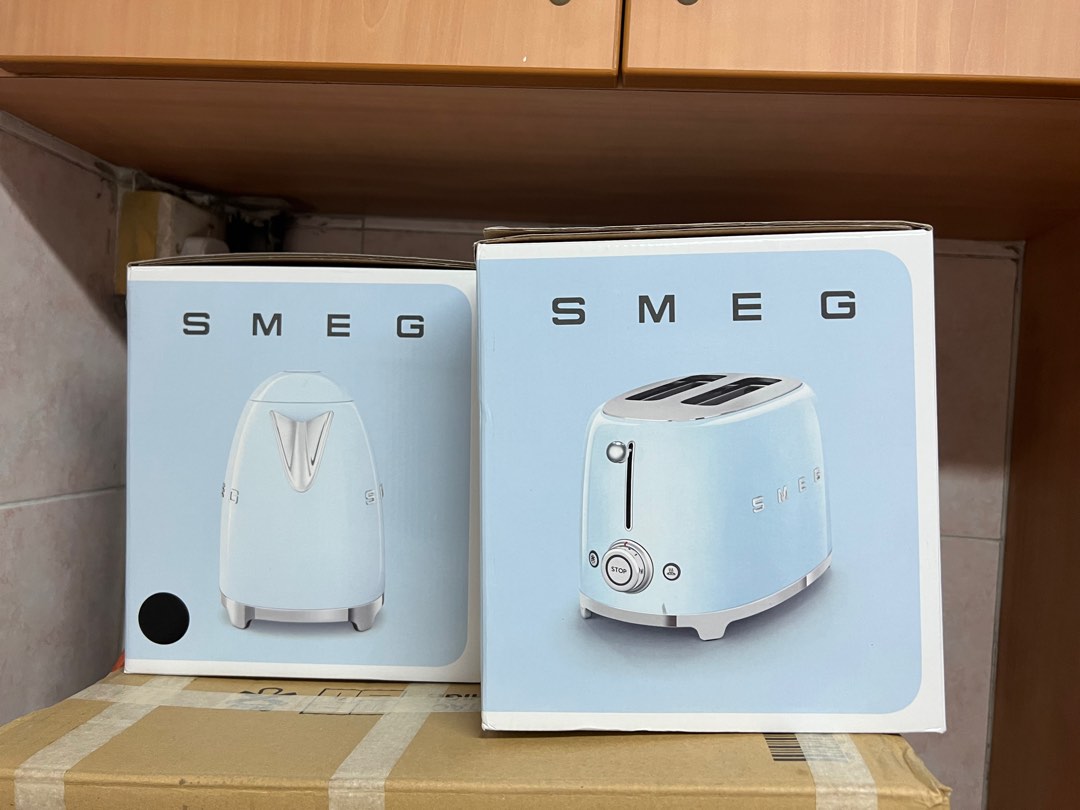 Smeg kettle and toaster BLACK, Bulletin Board, Looking For on Carousell