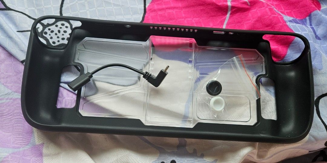 Steamdeck case (Category: Game Gift Cards & Accounts) located in Singapore. Submitted by ehazard (Listing ID 1233765850, Image 2). Description: pls note that the case should come with a stand but factory fault didnt include the stand therefore letting go cheap n comes with cable and joystick cover. hence if u jus need a case to protect your deck u can consider..