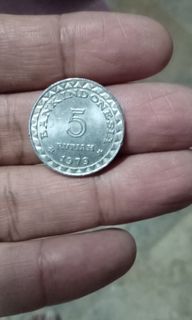 Uang koin lama dan langka.