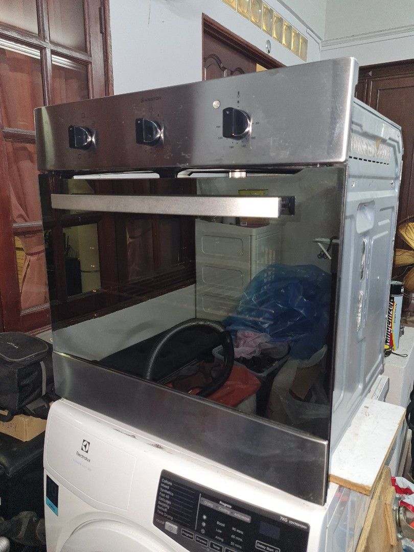 Very clean Ariston builtin oven with 3 yrs service warranty on power