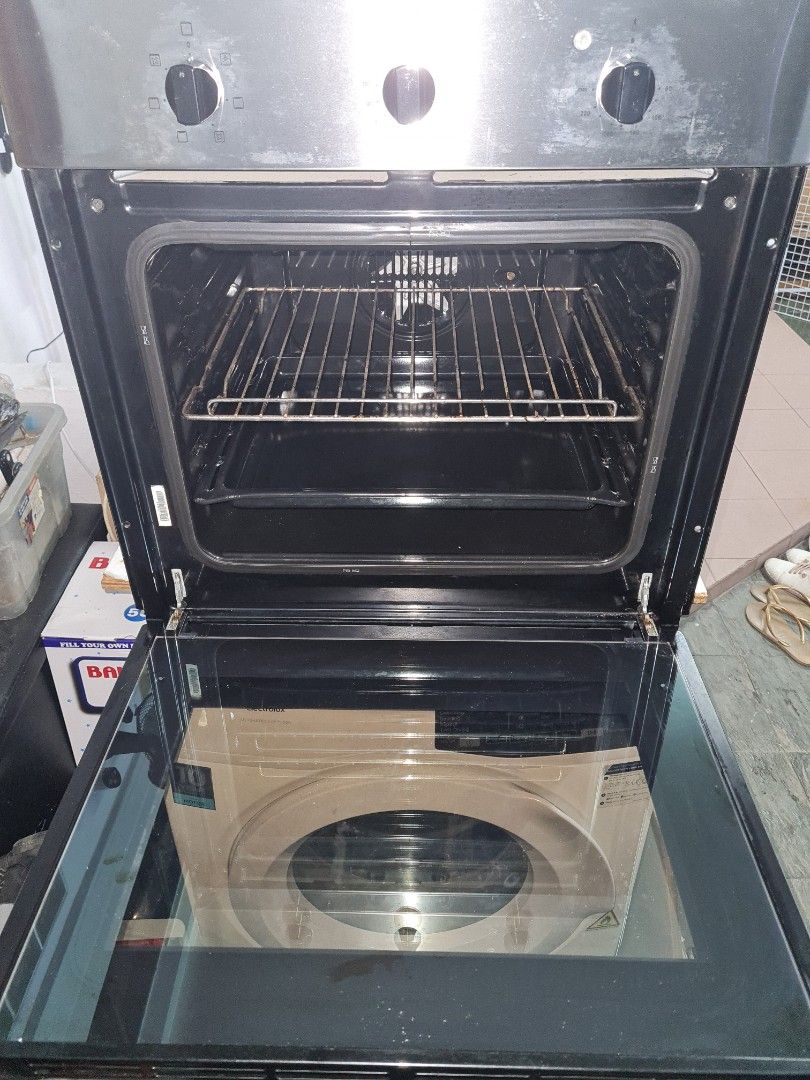 Very clean Ariston builtin oven with 3 yrs service warranty on power