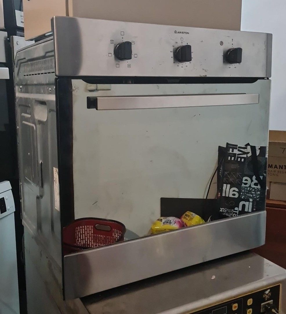 Very clean Ariston builtin oven with 3 yrs service warranty on power
