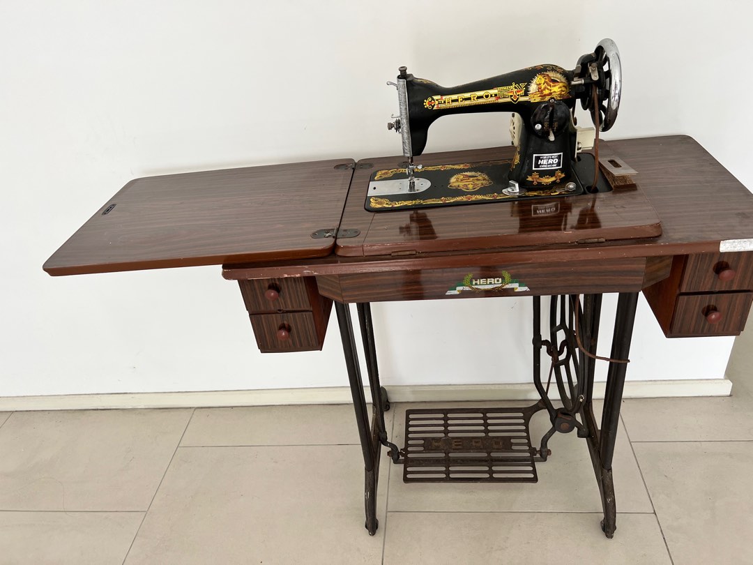 Vintage sewing machine, Hobbies & Toys, Collectibles & Memorabilia