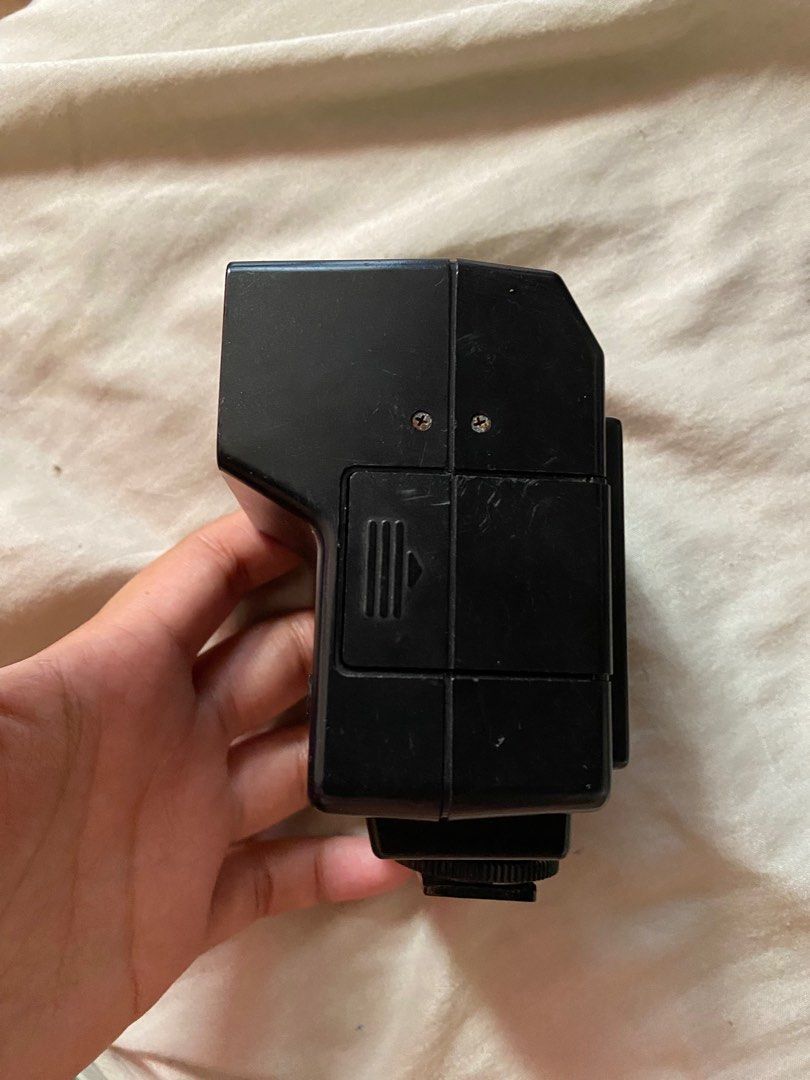 VIVITAR AUTO THYRISTOR 2600 D Flash (Category: Flashes) located in Paranaque City. Submitted by blossomscamerahub (Listing ID 1233782828, Image 3). Description: WORKING ‼️‼️‼️ I'll send videos of it working. Vivitar Auto Thyristor 2600 D Need 4 Double A Batteries.