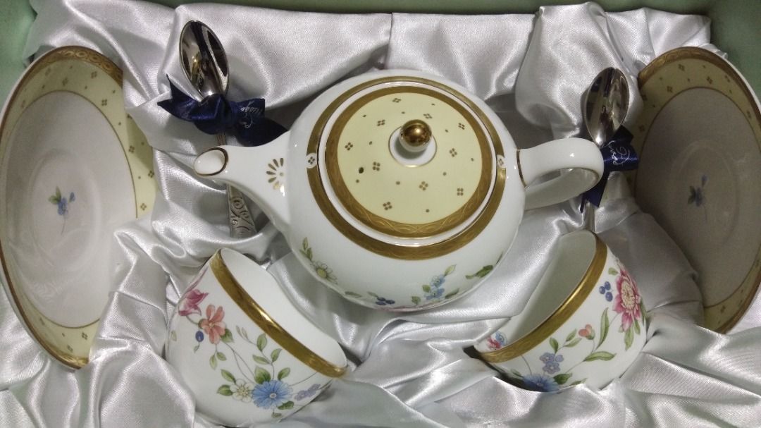 Wedgwood teapot set, Furniture & Home Living, Kitchenware & Tableware