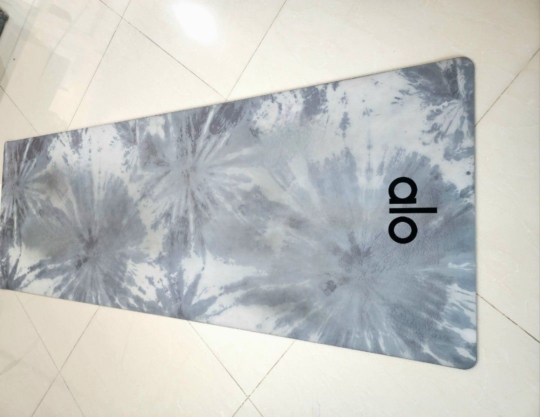 Alo Yoga Mat Preloved - Smoky Quartz, Olah Raga, Perlengkapan Olahraga  Lainnya di Carousell