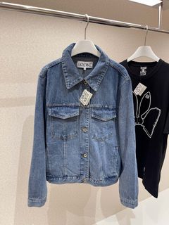 (Category: ) located in . Submitted by luxcloset.shop (Listing ID 1233997365, Image 1). Description: .