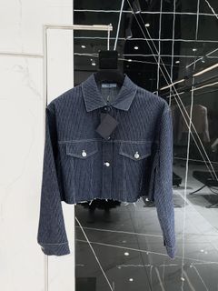 (Category: ) located in . Submitted by luxcloset.shop (Listing ID 1233929869, Image 1). Description: .