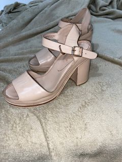BRANDED SUE COMMA BONNIE HEELS SIZE 5 needs cleaning