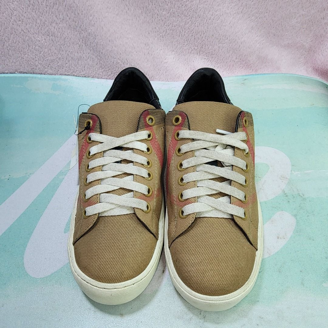 Burberry hotsell flats xl