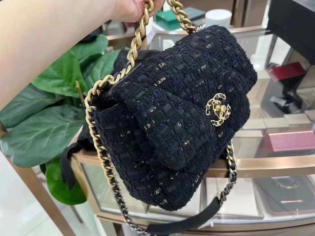 Chanel 19 tweed crossbody bag Chanel Black in Tweed - 31365859