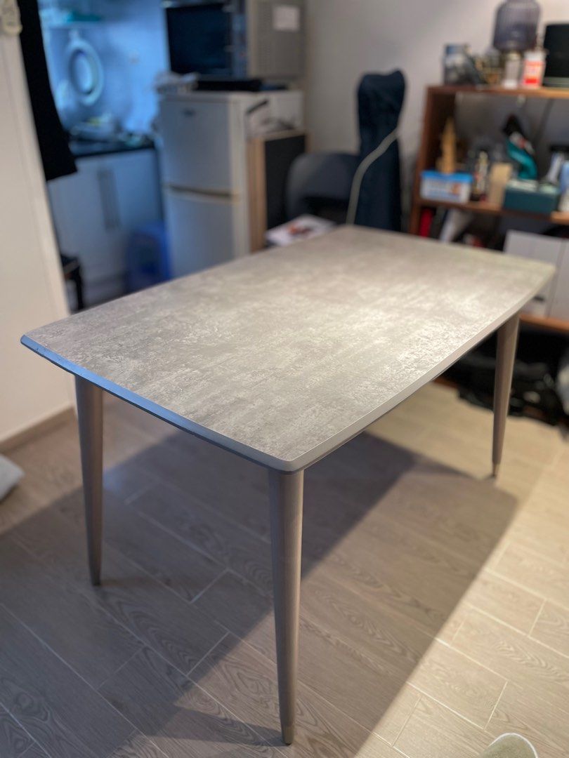 Dining Table （分類：桌子）位於 Hong Kong。 由 pangmr 提交（商品編號 1233973114，圖片 1）。簡介： Wooden dining table with an industrial grey polished cement finish 76cm x 128cm Self pickup in Happy Valley. Disassembled for easy transport. 。